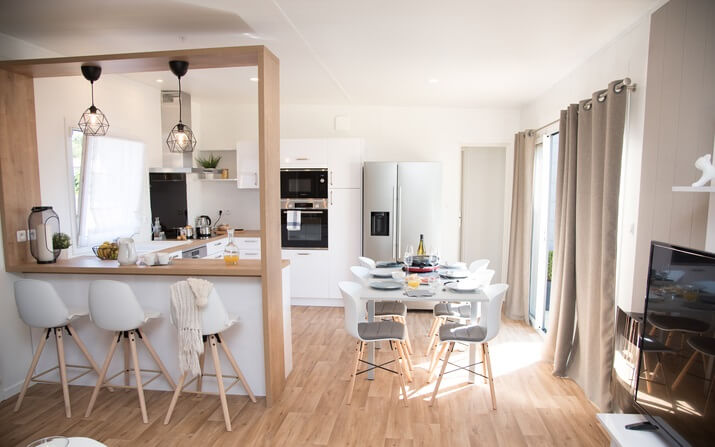 Salon/Cuisine - Chalet en domaine résidentiel